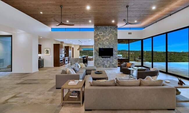 Foto del edificio - Rates Vary: $14,995 - $27,495