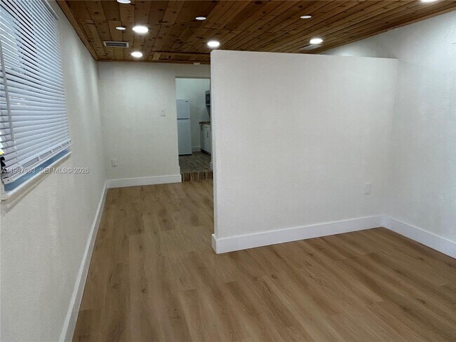 Building Photo - 135 E 37th St