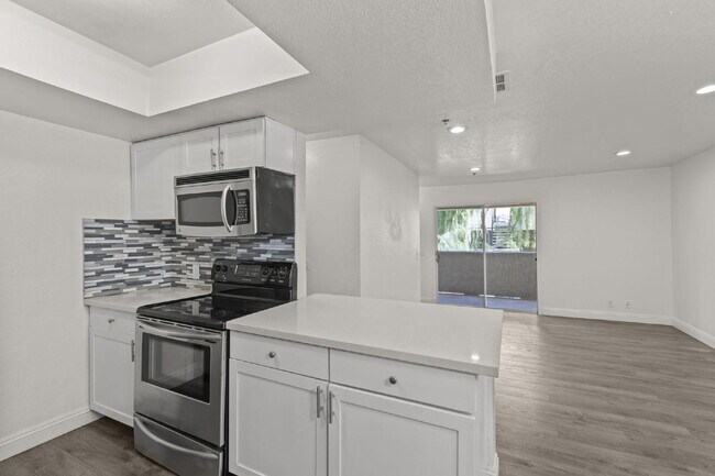 Foto del edificio - "Spacious 2-Bed, 2-Bath Condo Retreat in the Heart of Las Vegas!"