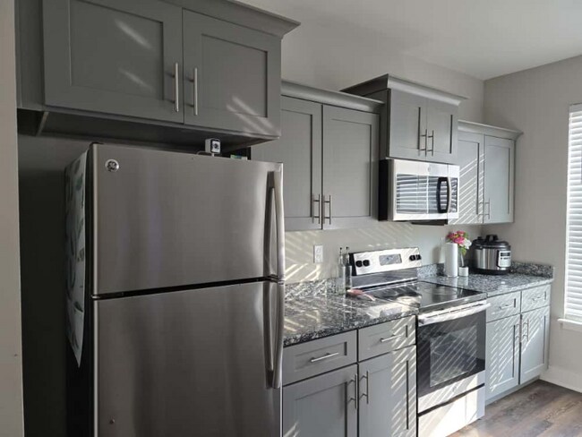 Foto del edificio - 6008 Hillside Ln