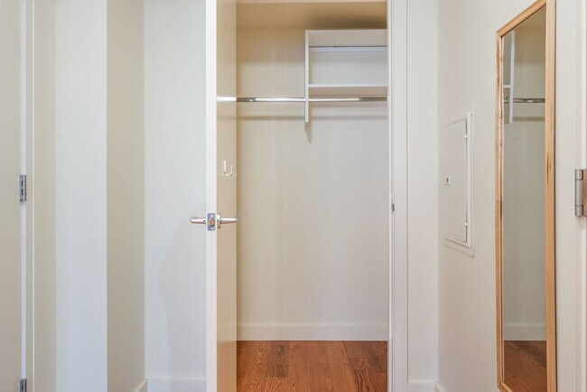 Foto del edificio - John Ross - 8th floor south waterfront studio w/parking/most utilities/concierge