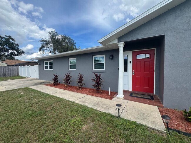 Building Photo - 3/2 Pool Home in Deltona Lakes