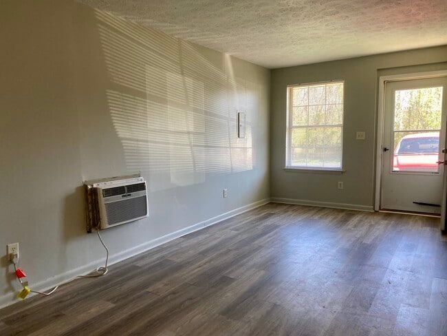 Building Photo - 1225 Eastside Ln