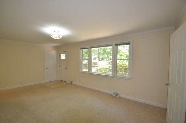 Building Photo - Three Bedroom Home Near UNC