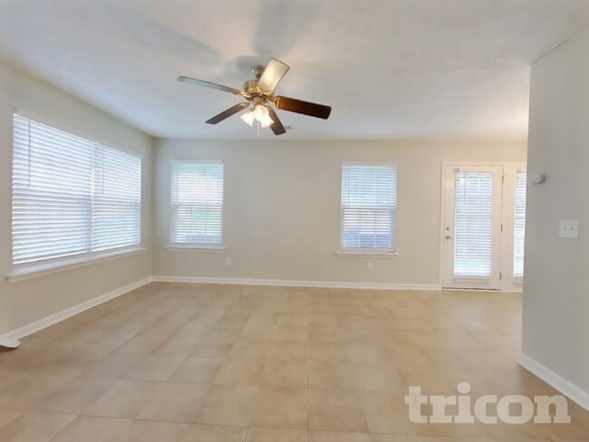 Foto del edificio - 261 Silver Ridge Dr
