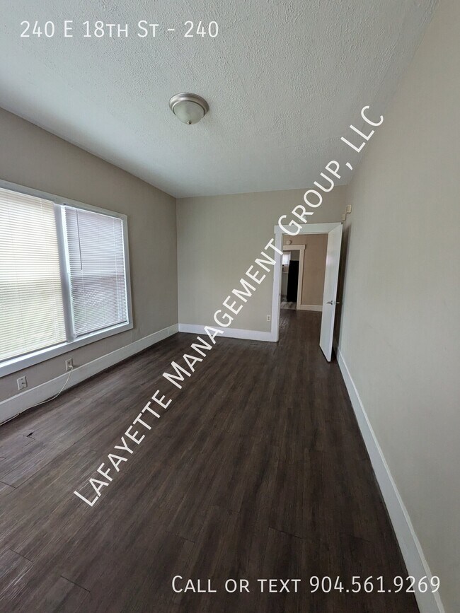 Foto del edificio - 240 E 18th St