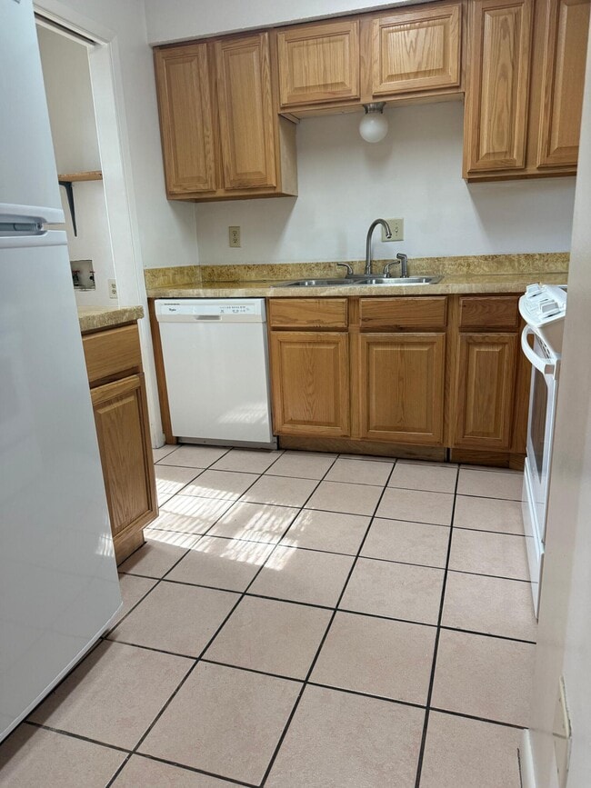 Building Photo - 113 Classic Ct