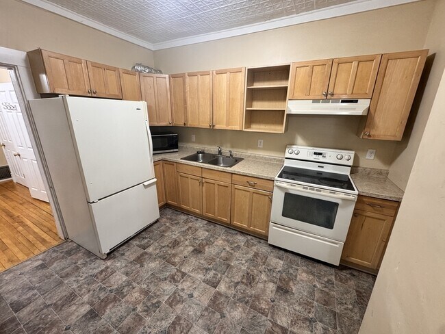 Building Photo - 142 Baker St W