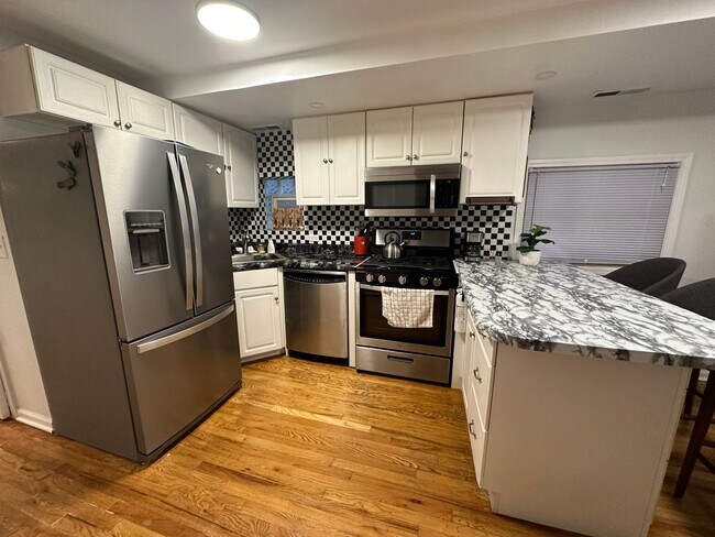 Building Photo - 3 bed 2 bedroom unit in Wicker Park