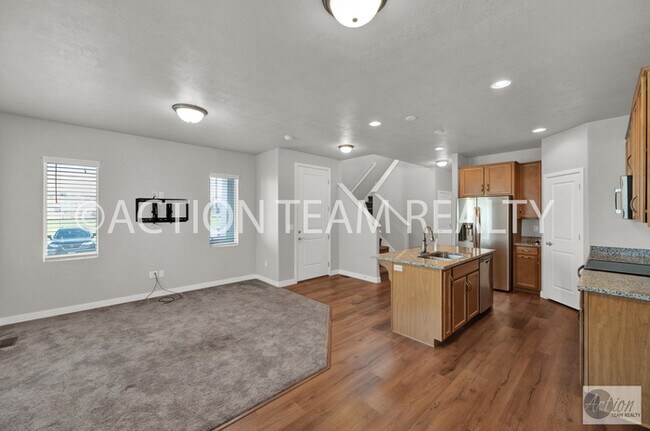 Building Photo - Beautiful Townhome in Bluffdale