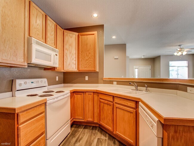 Building Photo - 3 br, 2 bath House - 13779 Legend Trail 102