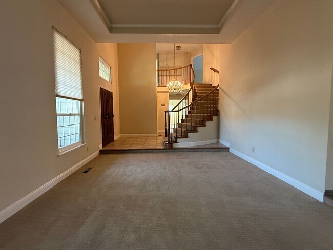 Building Photo - Spacious Updated 4 Bedroom 2.5 Bath Home i...