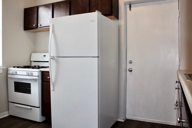 Building Photo - 2400 N Kilbourn Ave