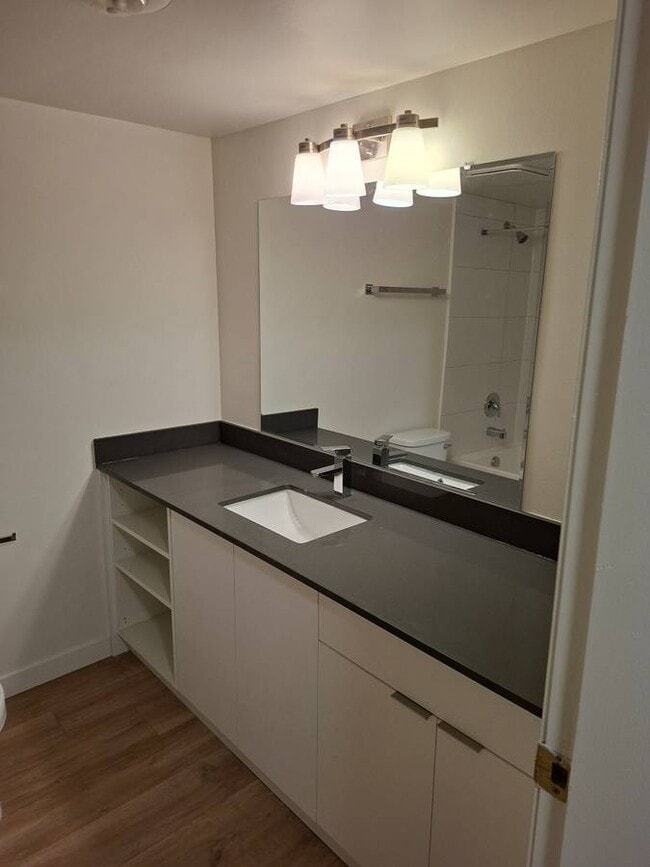 Photo du bâtiment - 1320 King Albert Ave