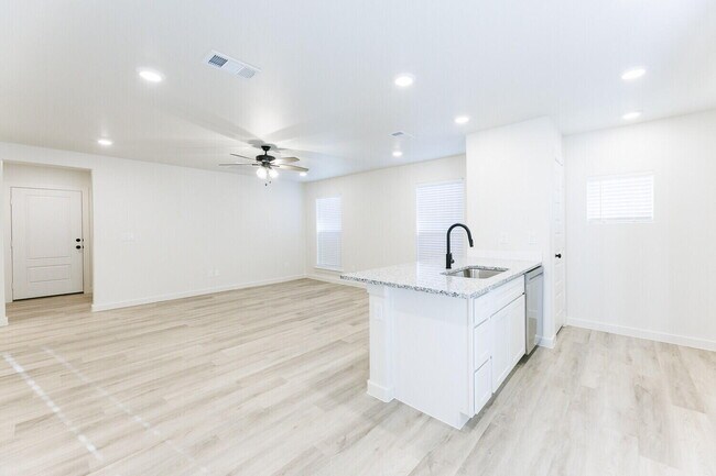 Foto del edificio - 6313 Volney Ave