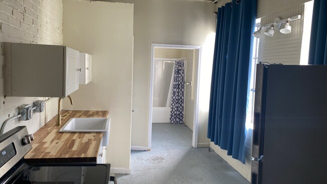 Building Photo - 1415 Kemper St