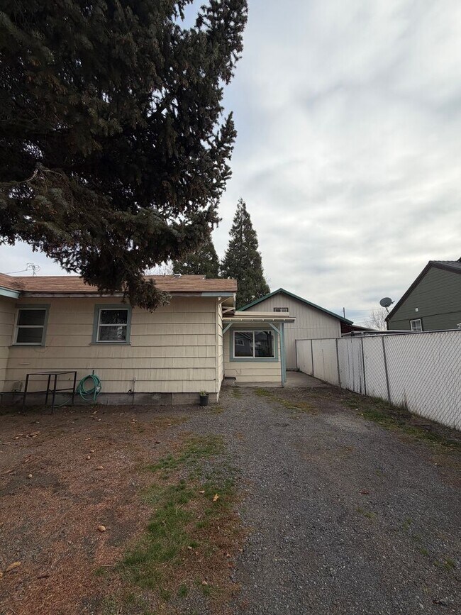 Foto del edificio - 7 minutes to Sky Lakes Medical Center and Oregon Tech ~Newly renovated 3 bedroom, 1 bath house wi...