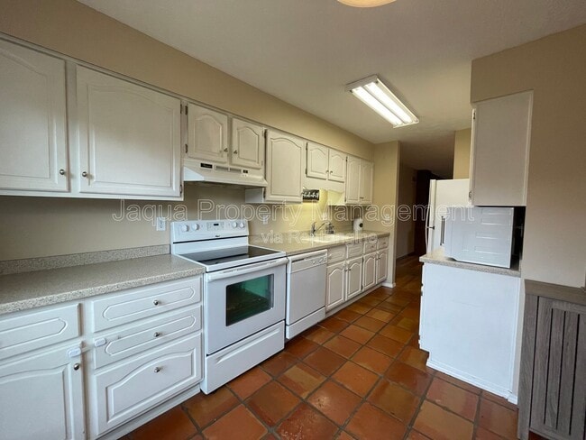 Building Photo - 2591 Stratford Dr