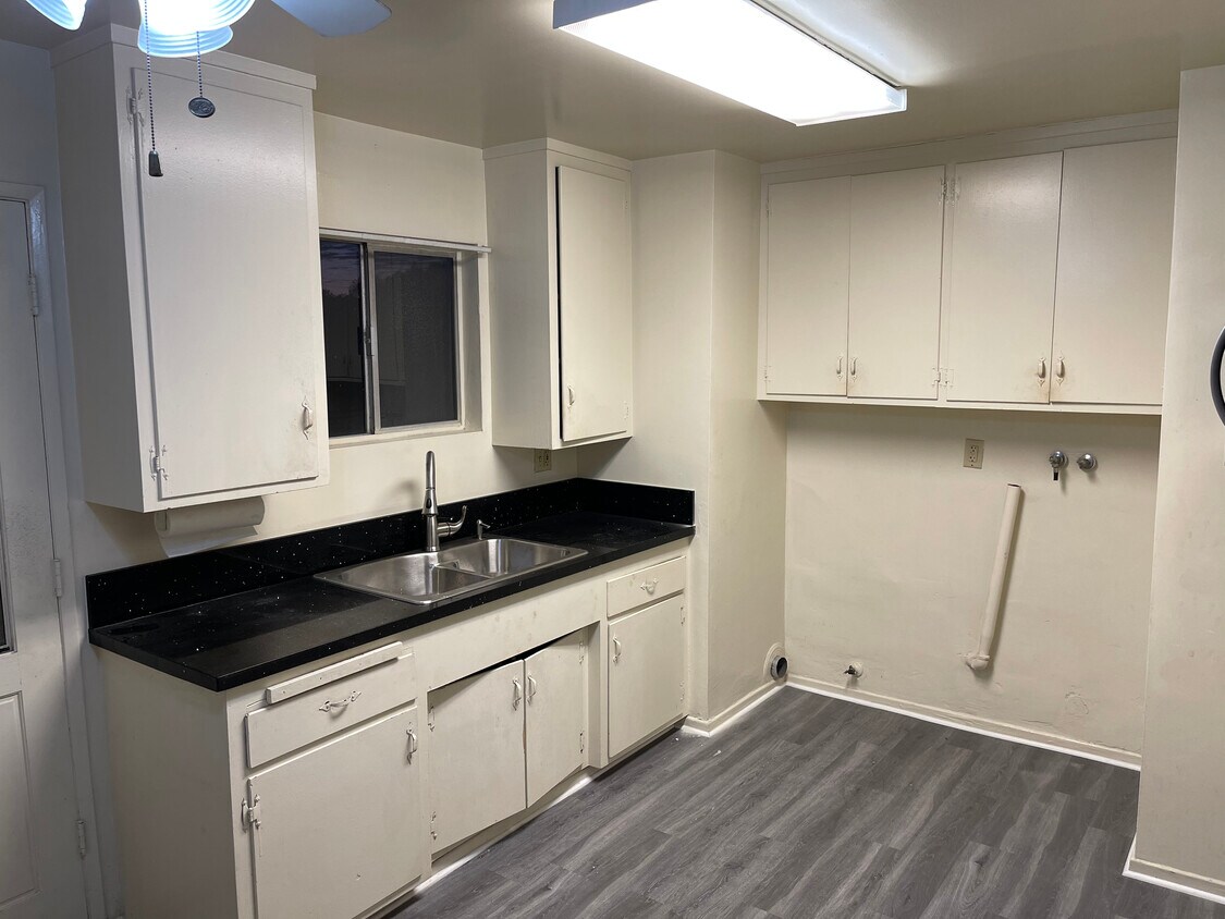 Kitchen West Side New Quartz Counter Top, Stainless Steel Sink-Faucet & W/D Hook-Ups - 4700 W 172nd St