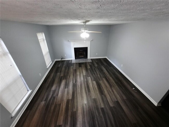 Building Photo - 2010 Oakwood Dr