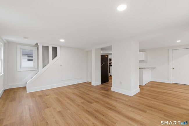 Building Photo - 98 W Main St