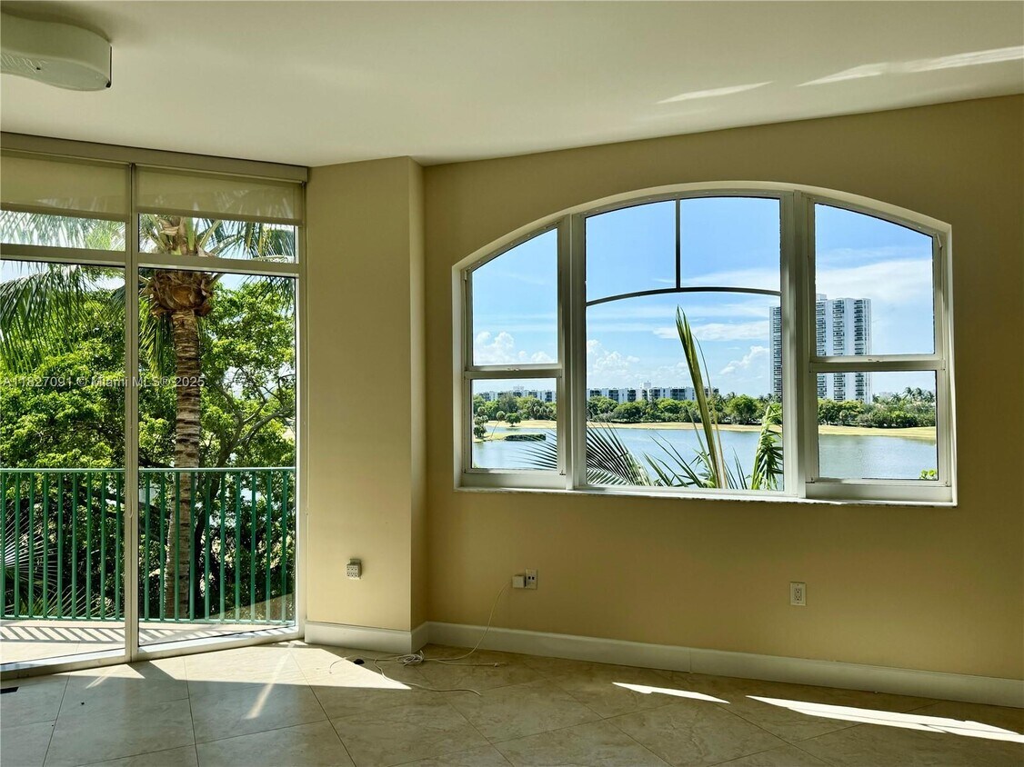 Primary Photo - 20000 E Country Club Dr