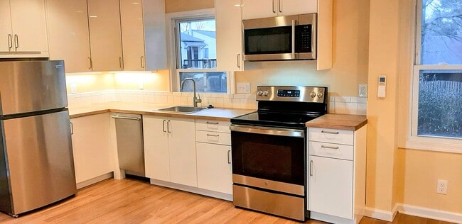 Cocina - 3707 Lawrence Ave