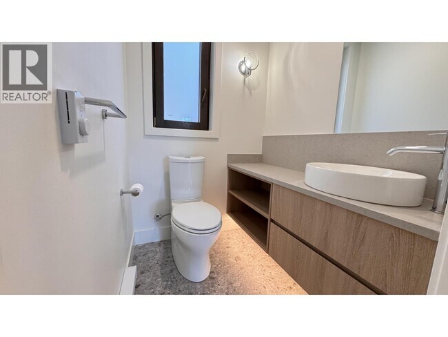 Photo du bâtiment - 6258 Oak St