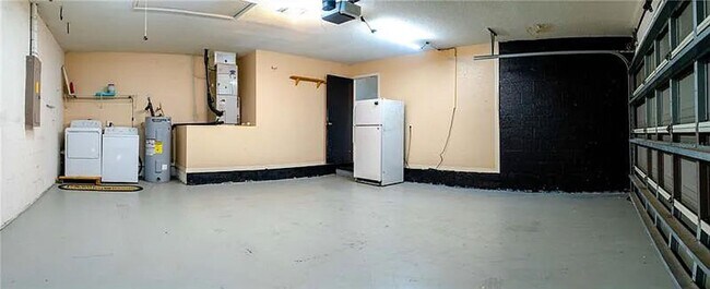 Foto del edificio - Highland Chase Three Bedroom, Updated Kitchen and Large Patio