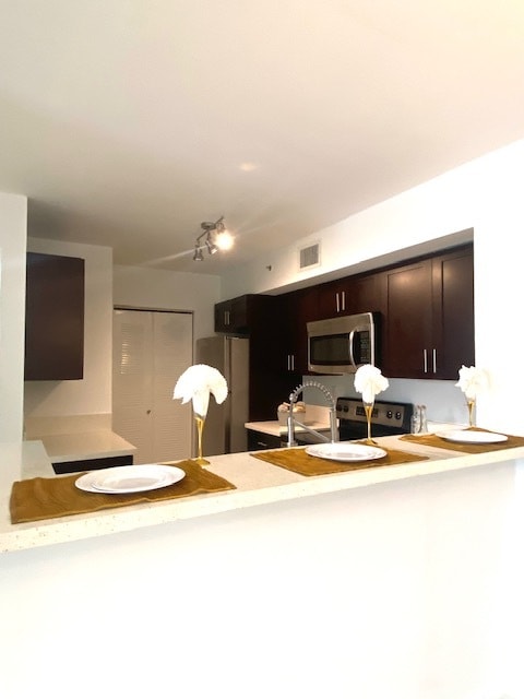 Foto del edificio - 2061 Renaissance Blvd