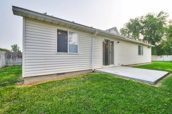 Building Photo - Adorable functional floor plan - off of Ch...