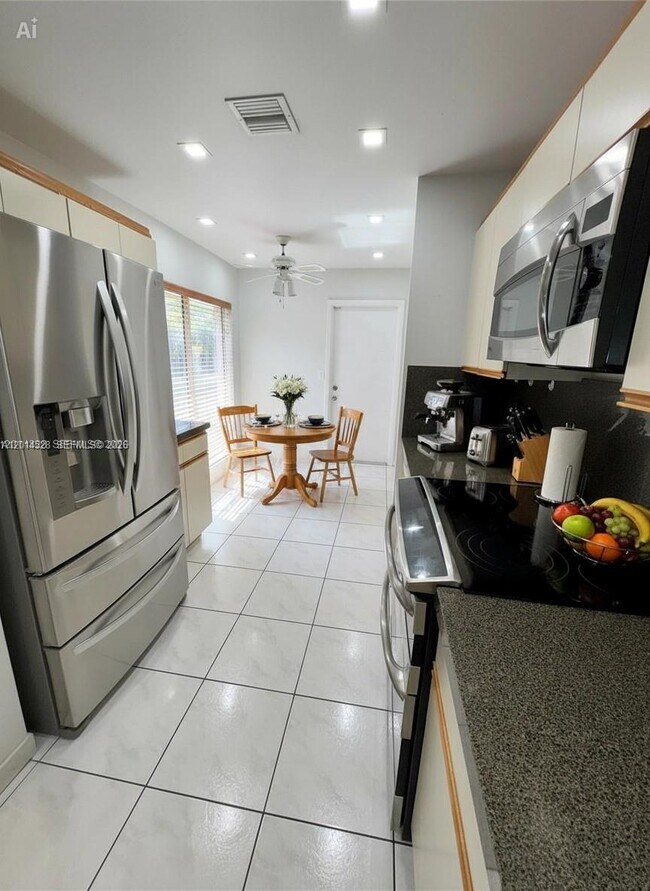 Foto del edificio - 4745 NW 98 Pl