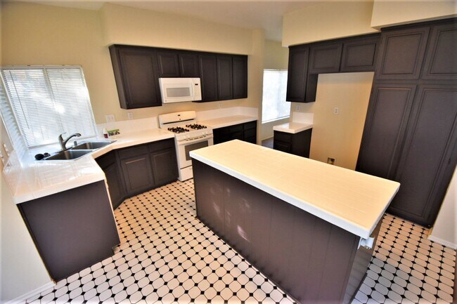 Building Photo - 4048 Lexington Ct