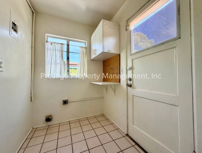 Building Photo - 3210 E Linden St