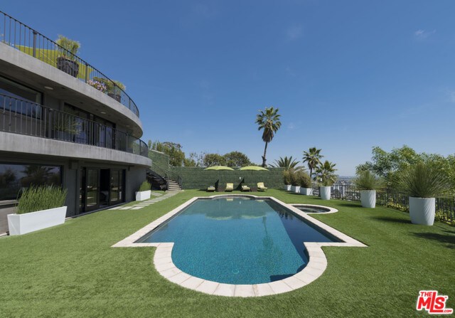 Building Photo - 8740 St Ives Dr
