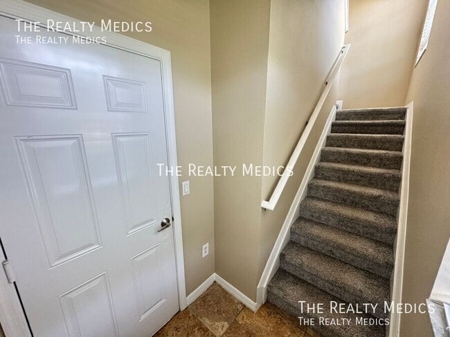 Building Photo - 2898 Oakwater Dr