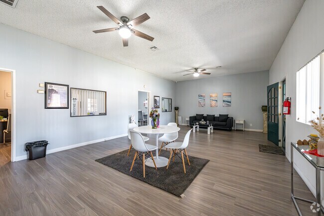 Oficina de arrendamiento - Revere Village Apartments