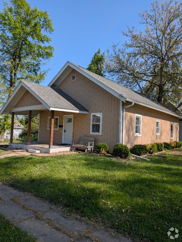 Building Photo - 602 8th Ave W