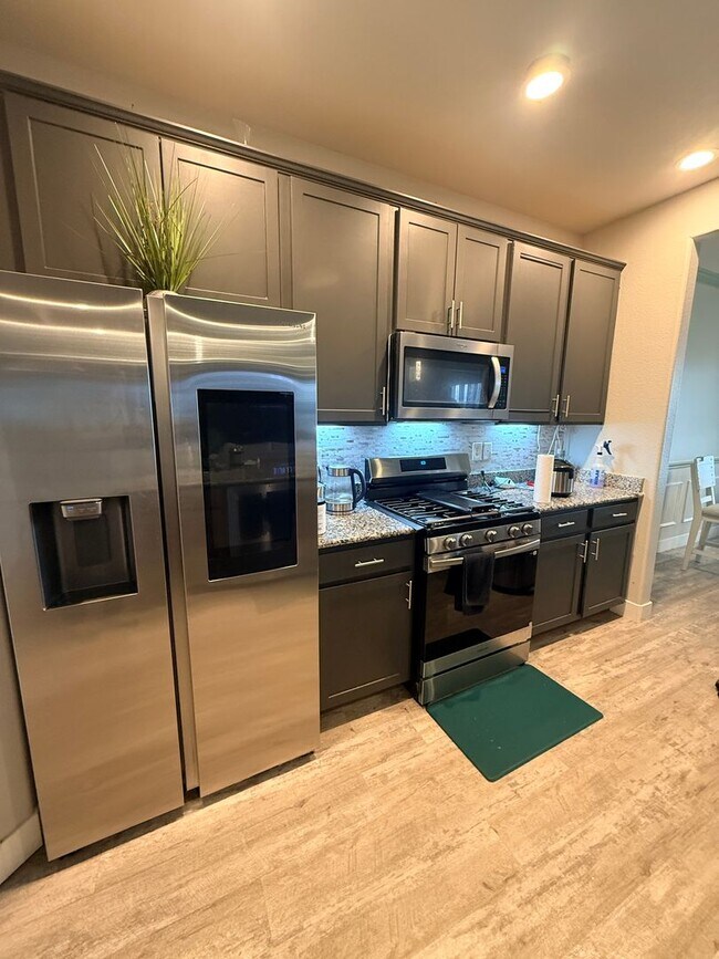 Foto del edificio - Like-New 4BR Home with EV Charging & Designer Upgrades