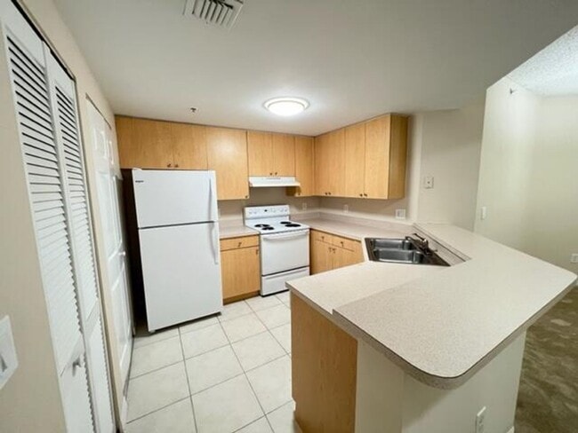 Building Photo - 5024 Lantana Rd