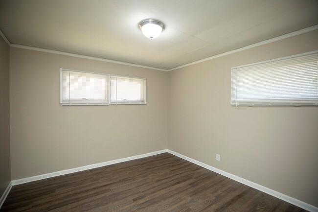 Building Photo - ** 4 Bed 2 Bath located in Rosemont Height...