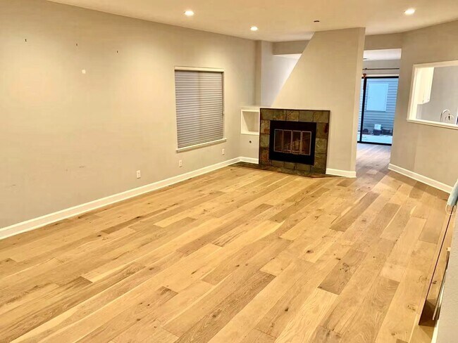 Living room - 991 La Mesa Ter