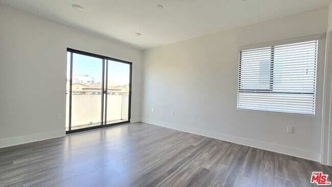 Foto del edificio - 5030 Rosewood Ave