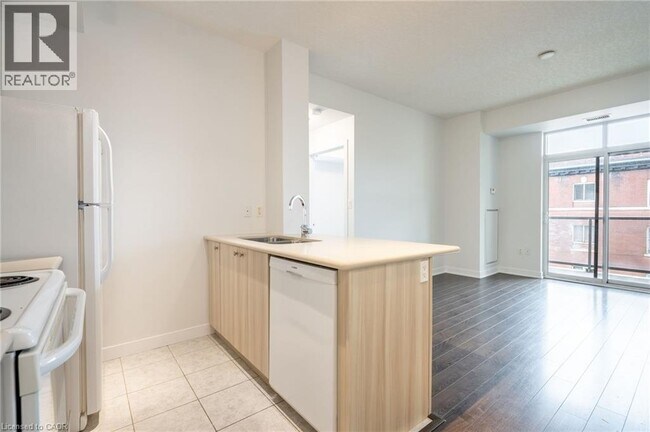 Photo du bâtiment - 90 Charlton Ave W