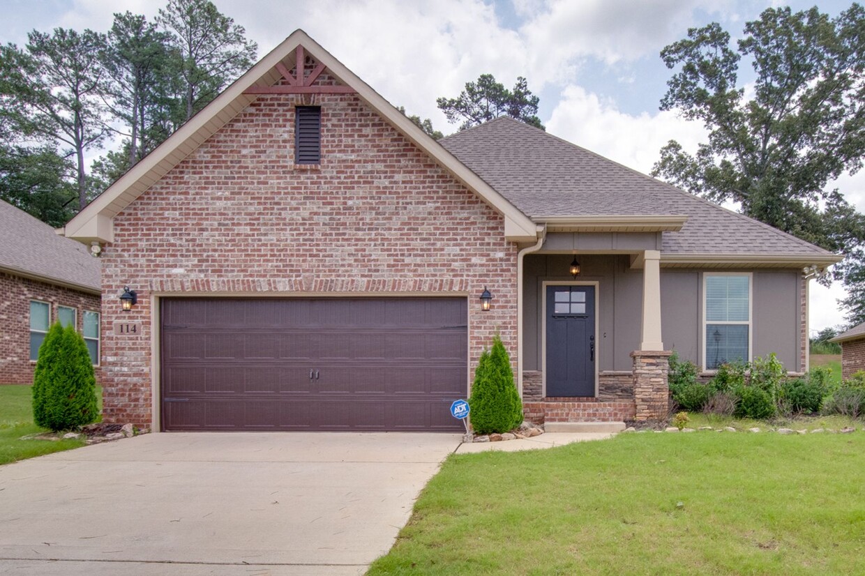 Foto principal - Immaculate 4 bedroom home in Madison City ...