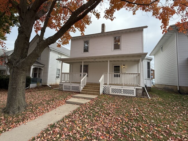 Foto del edificio - 215 E Bloomington St