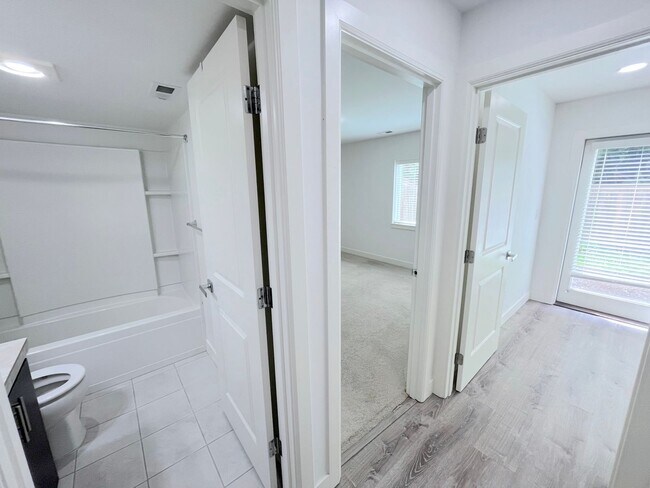 Foto del edificio - Spacious 4-Bedroom/3.5-Bathroom Townhome i...