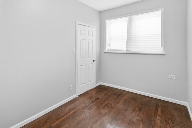 Building Photo - Spacious 3-Bedroom | 1-Bath | Shared Laund...