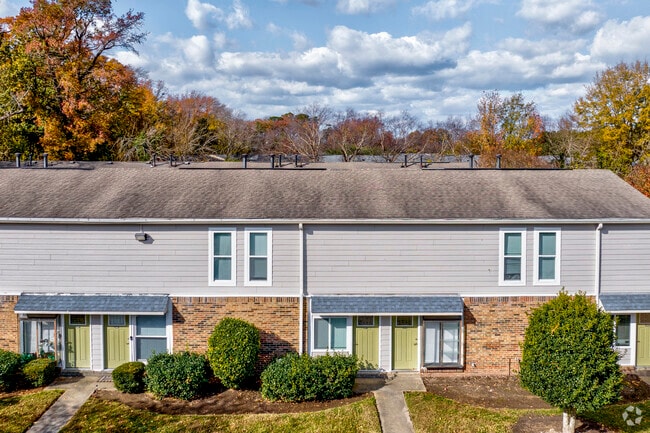 Building Photo - BayPointe Crossing