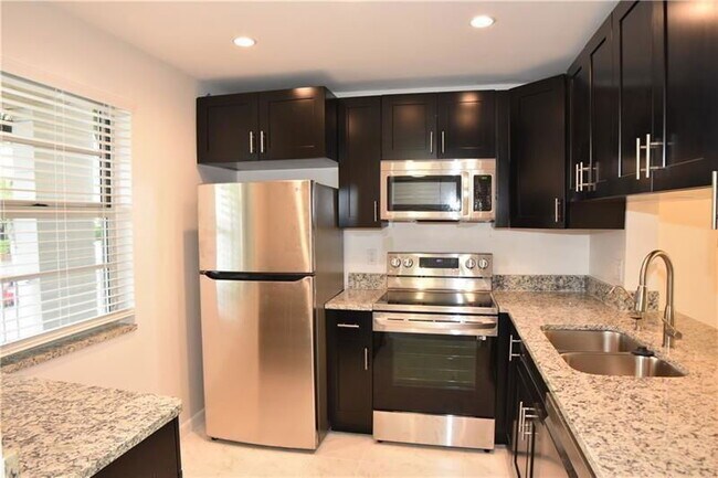 Foto del edificio - 8750 Royal Palm Blvd